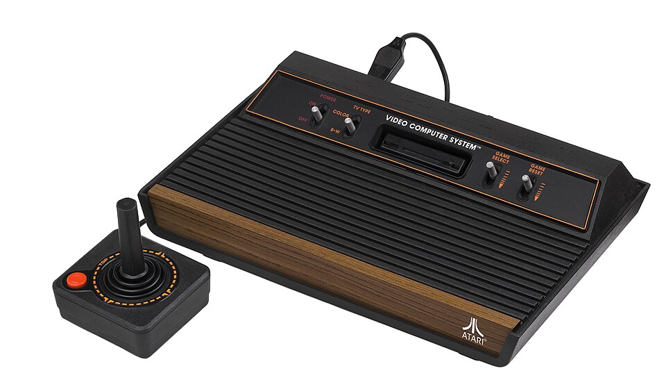 Atari 2600 original com acabamento de madeira e dois joysticks