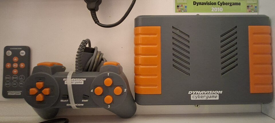 Dynavision Cybergame de 2010, console cinza e laranja com controle e controle remoto