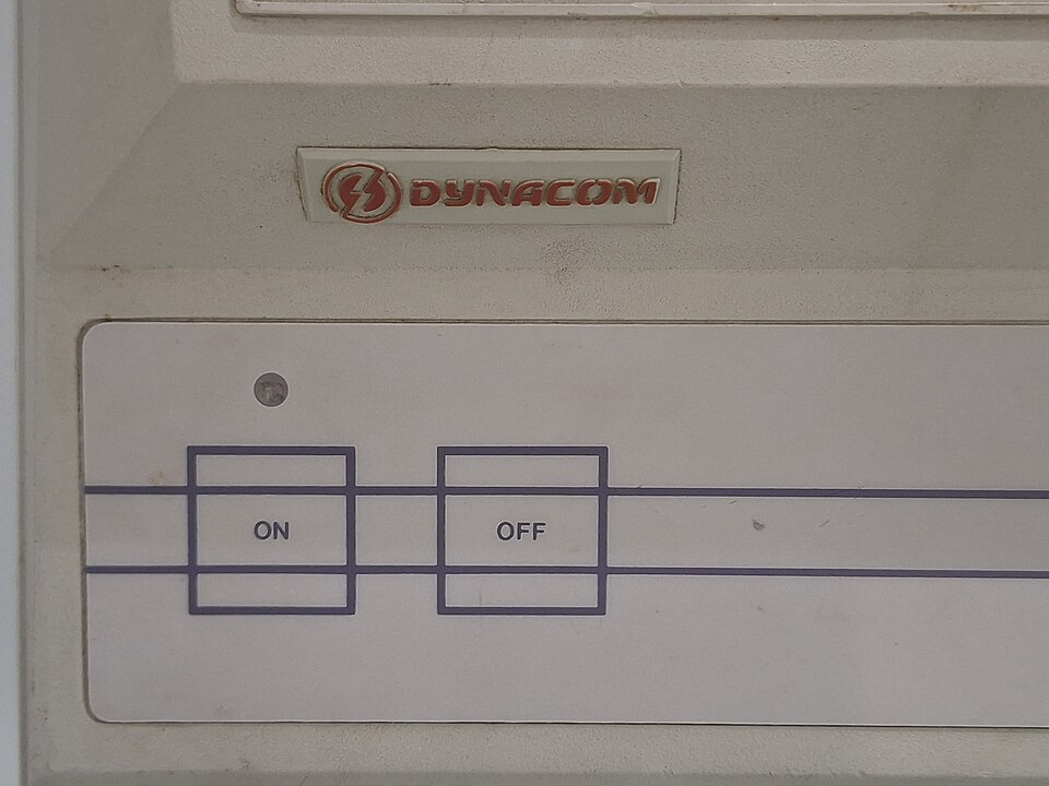 Logotipo Dynacom e botões On e Off