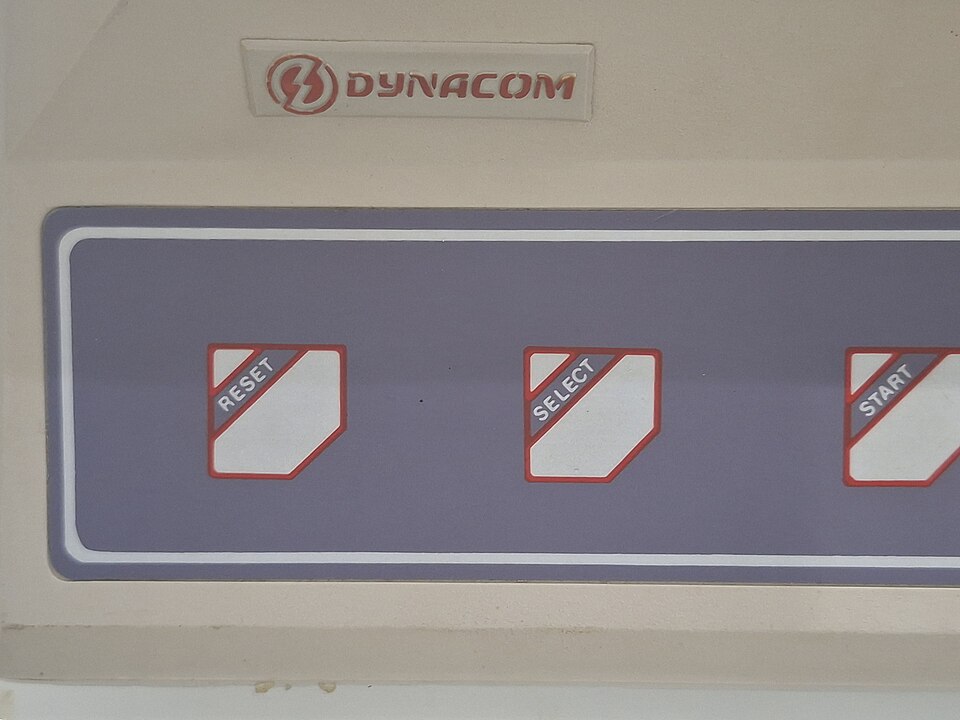Painel lilás do Dynavision 2 com botões Reset, Select e Start